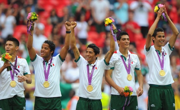 Niềm vui của các cầu thủ Olympic Mexico...